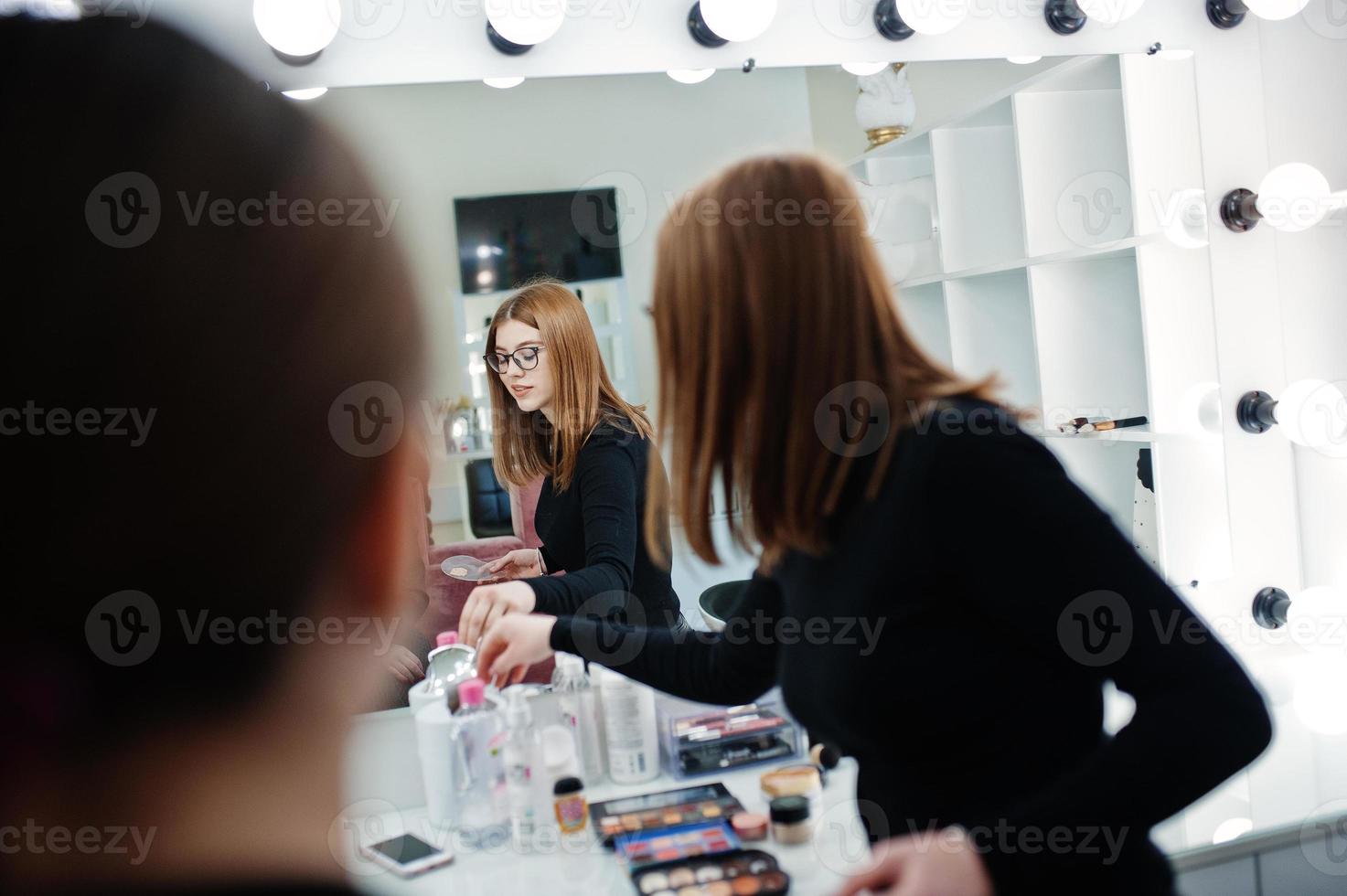 Make-up-Künstlerarbeit in ihrem Beauty-Visage-Studio-Salon. frau, die sich von einem professionellen make-up-meister bewirbt. Beauty-Club-Konzept. foto