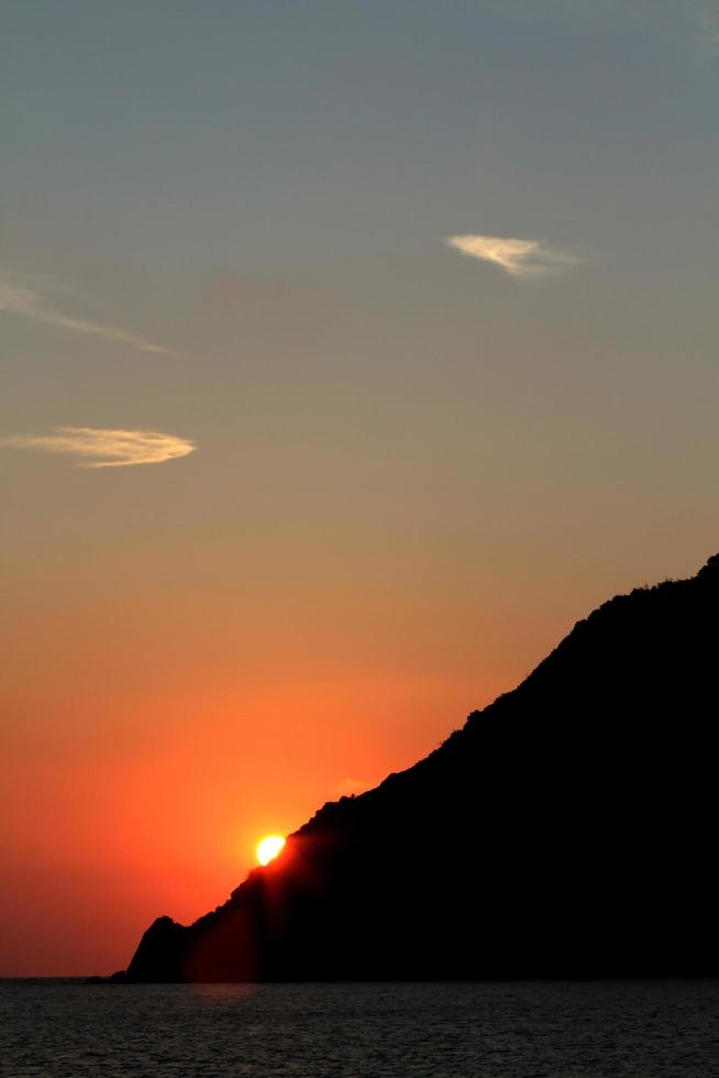 Ozeansonnenuntergang mit gelbem Schein foto