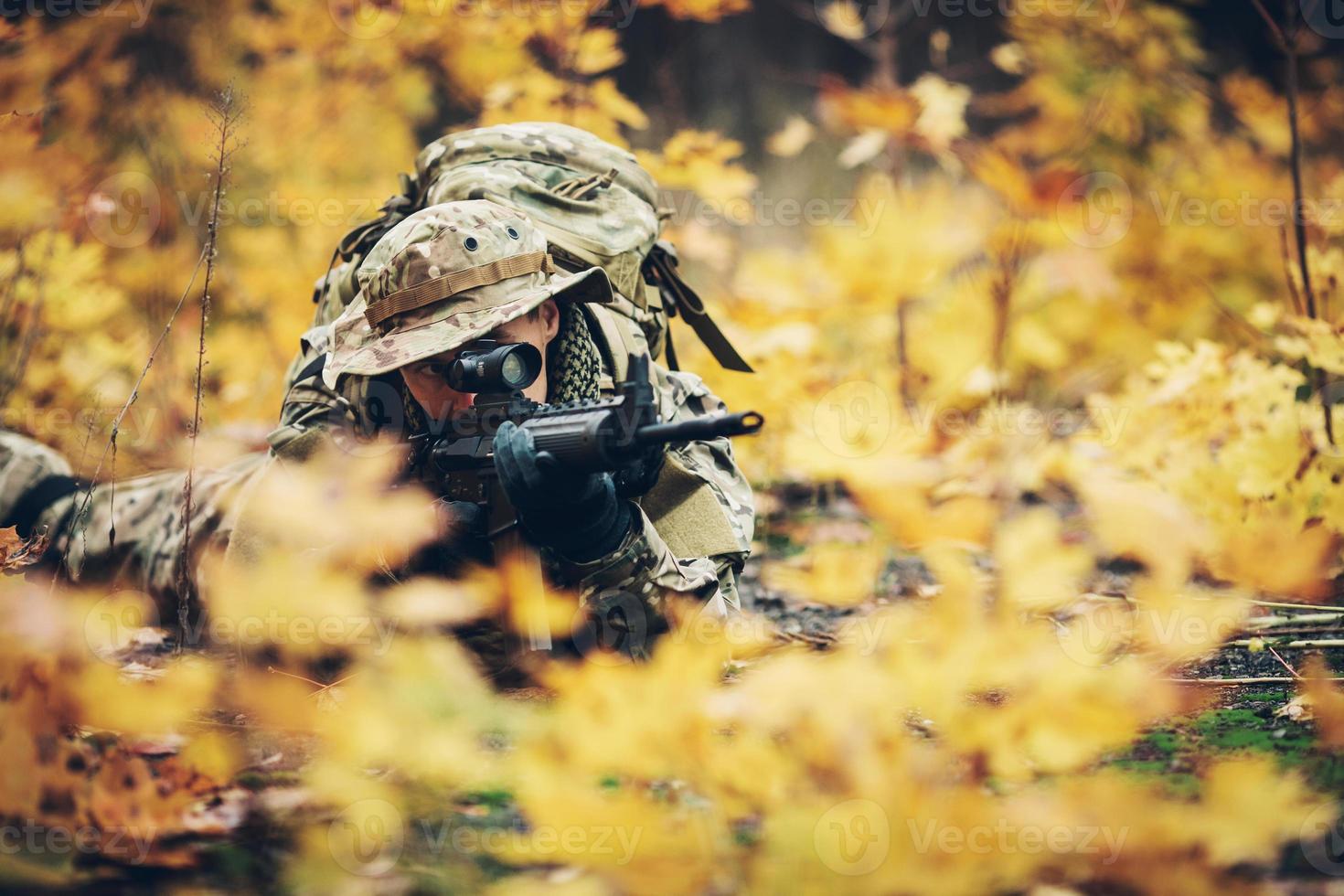 Soldat mit Gewehr im Wald foto
