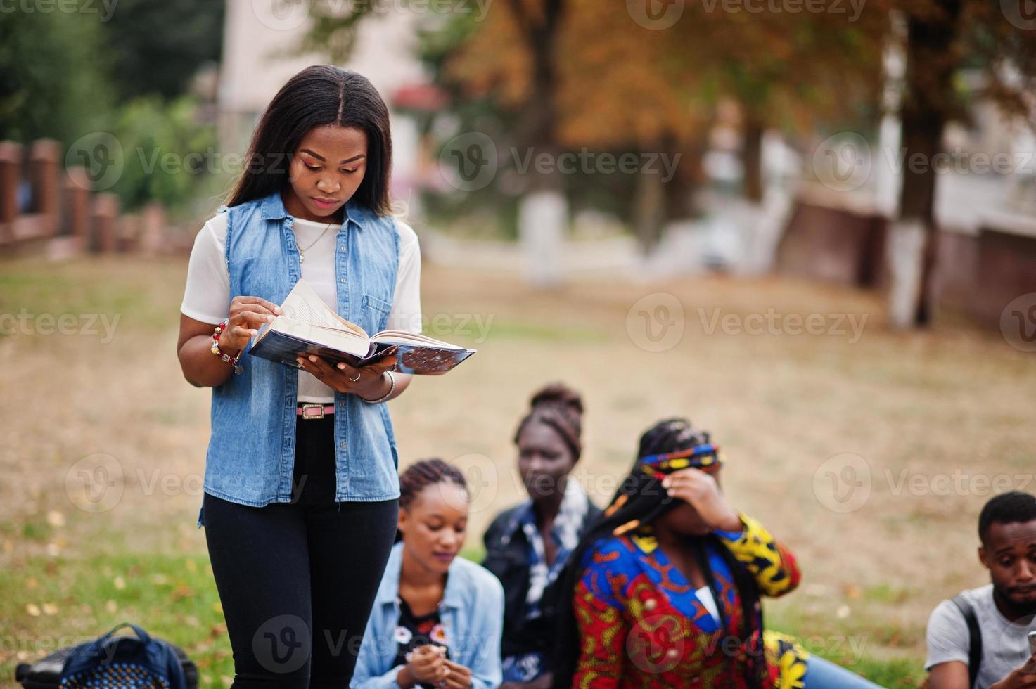 Gruppe von fünf afrikanischen College-Studenten, die gemeinsam Zeit auf dem Campus des Universitätshofs verbringen. Schwarze Afro-Freunde studieren. Thema Bildung. foto