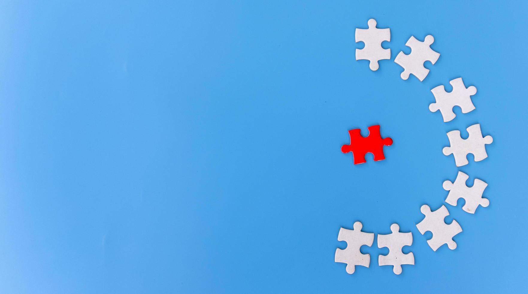 Puzzleteile auf blauem Hintergrund, Team-Business-Konzept foto