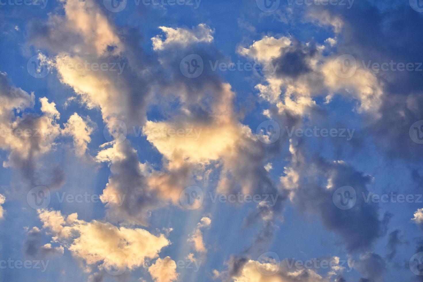 schöner und dramatischer Himmel foto