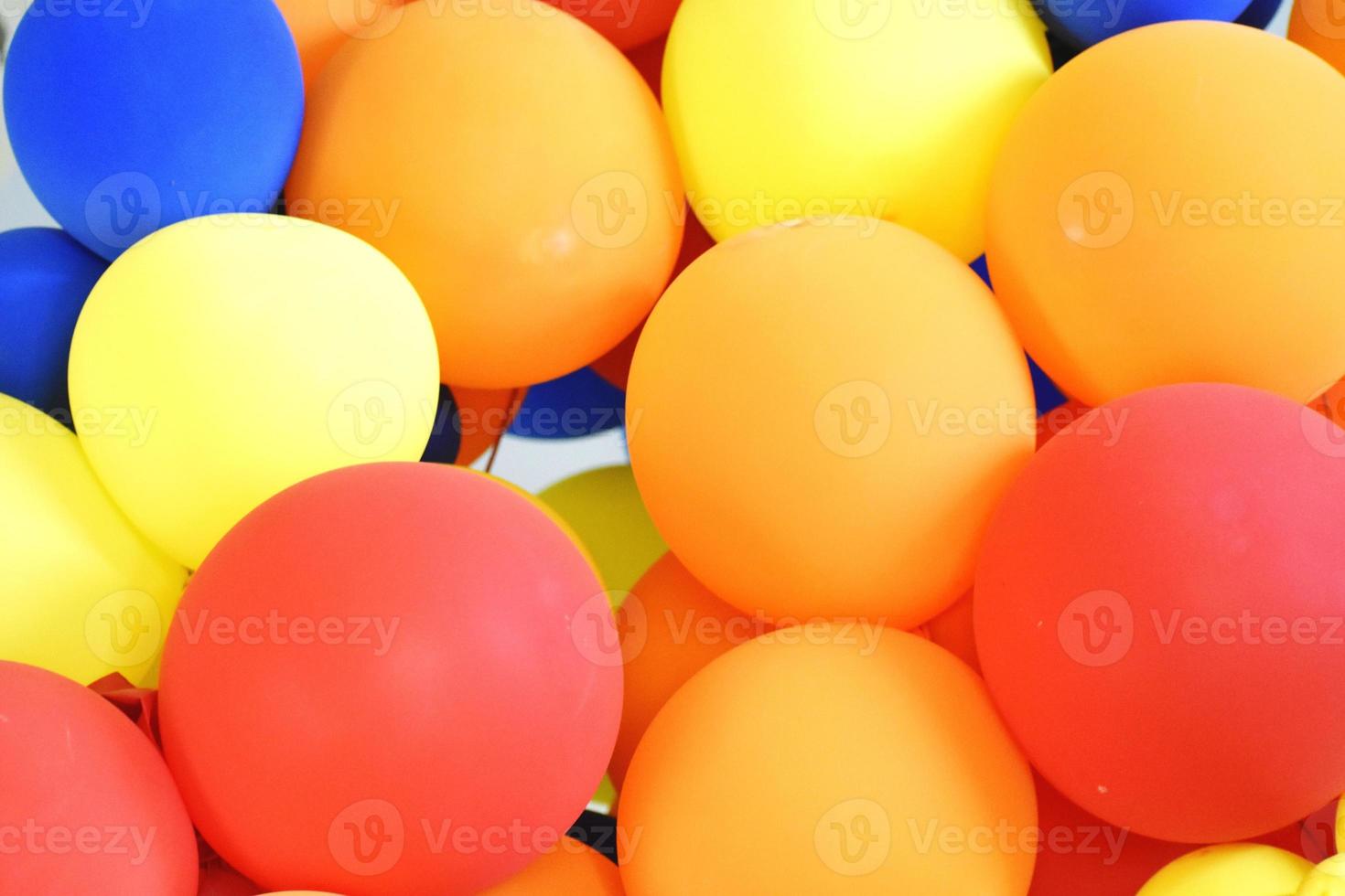 heller Haufen bunter Luftballons. foto