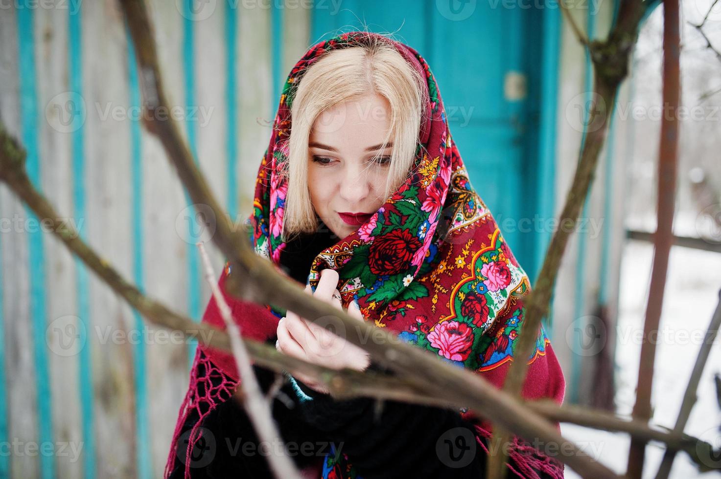 Blondes Mädchen mit handbesticktem Schal posierte am Wintertag. Damen Taschentuch. foto