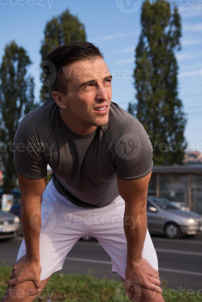 Porträt eines jungen Mannes beim Joggen foto