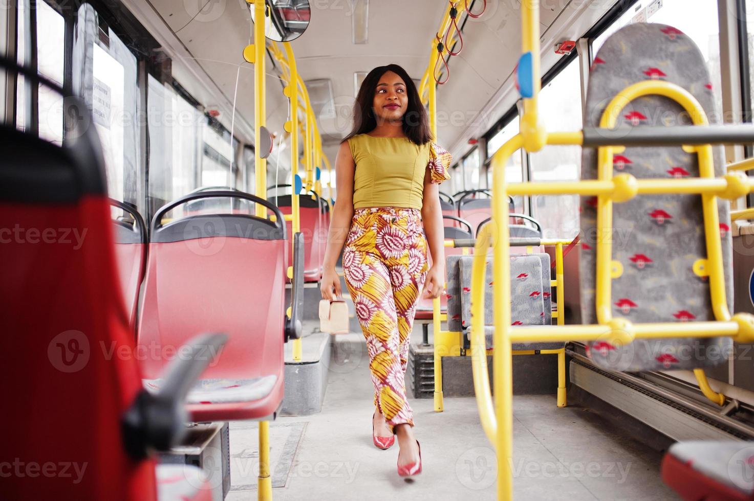 junge stilvolle afroamerikanische frau, die in einem bus fährt. foto