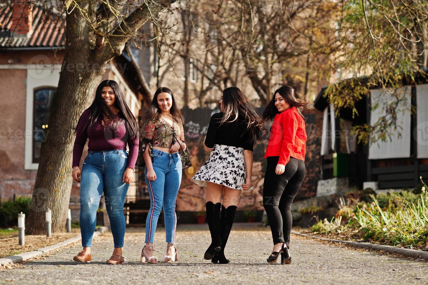 Gruppe von vier glücklichen und hübschen Latino-Mädchen aus Ecuador posierte auf der Straße. foto