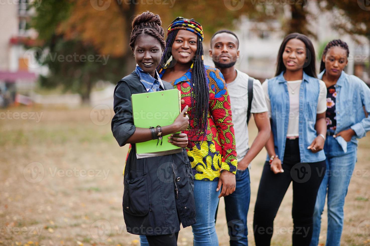 Reihe von afrikanischen College-Studenten der Gruppe fünf, die gemeinsam Zeit auf dem Campus des Universitätshofs verbringen. Schwarze Afro-Freunde studieren. Thema Bildung. foto