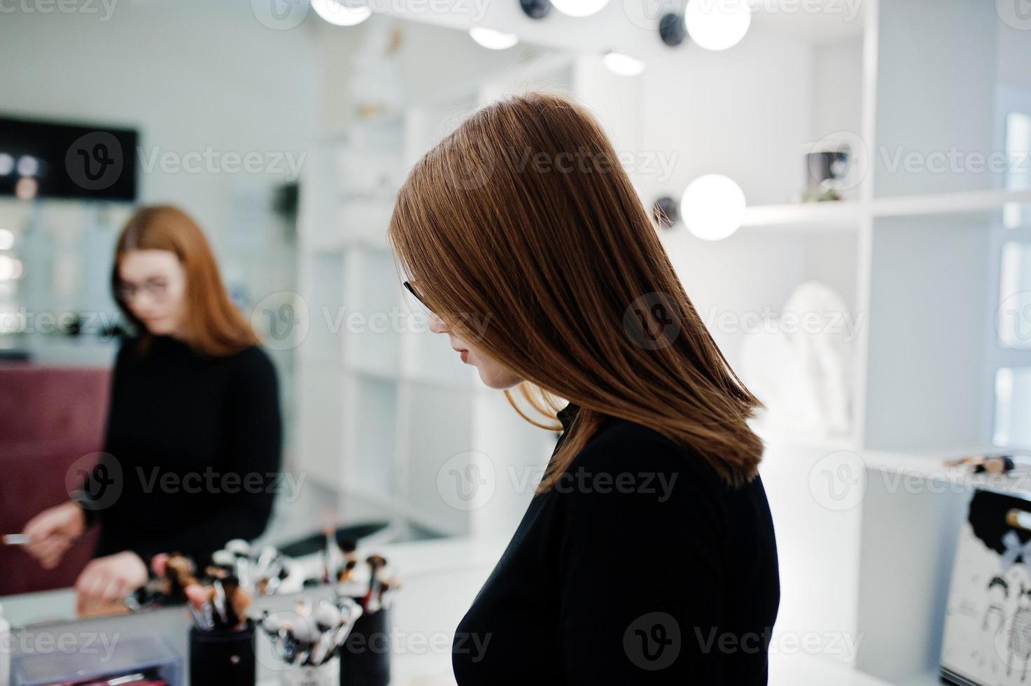 Make-up-Künstlerarbeit in ihrem Beauty-Visage-Studio-Salon. Frau professioneller Make-up-Meister. Beauty-Club-Konzept. foto