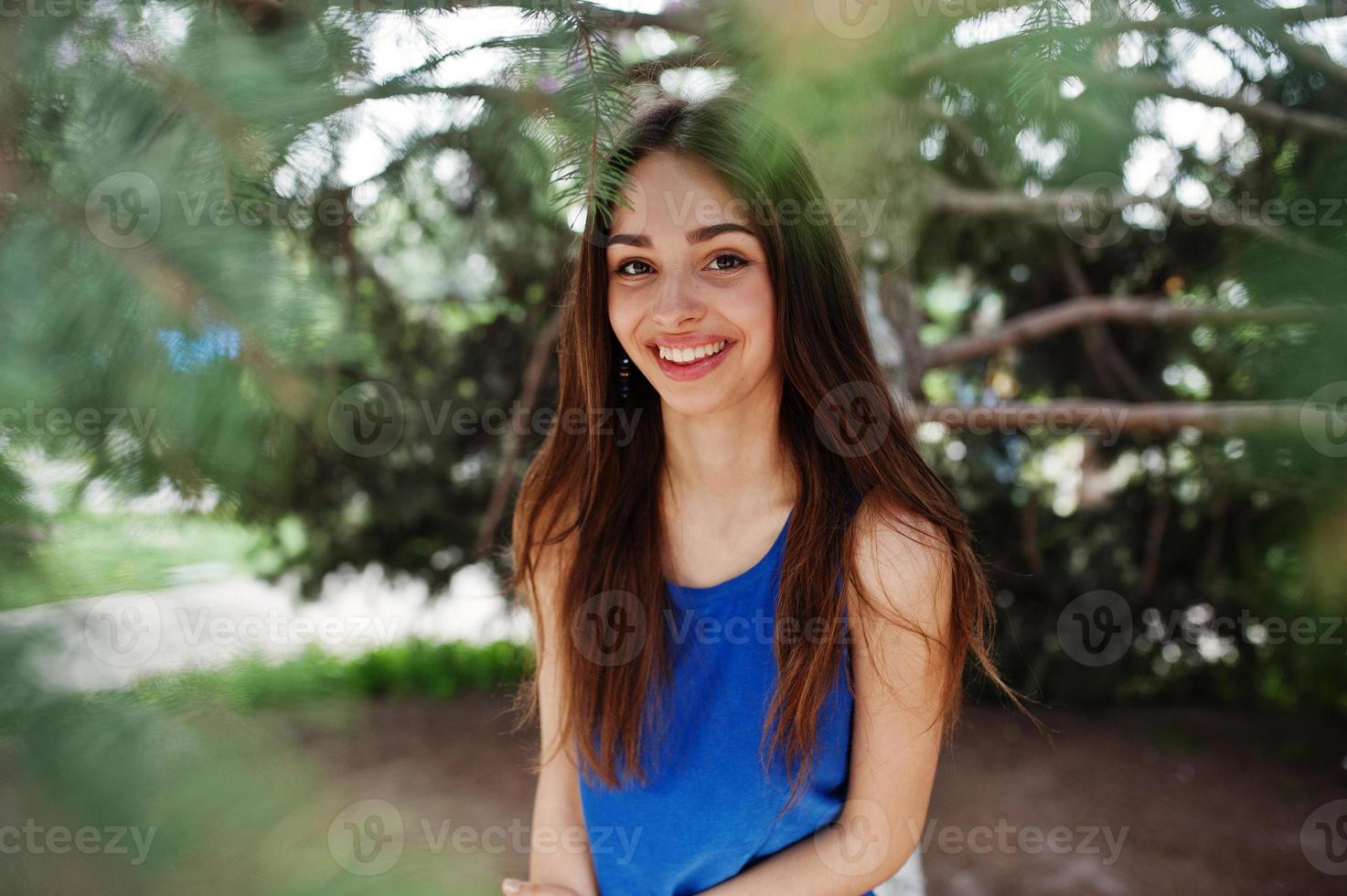 Teenager-Mädchen im blauen Kleid posierte im Freien an einem sonnigen Tag. foto