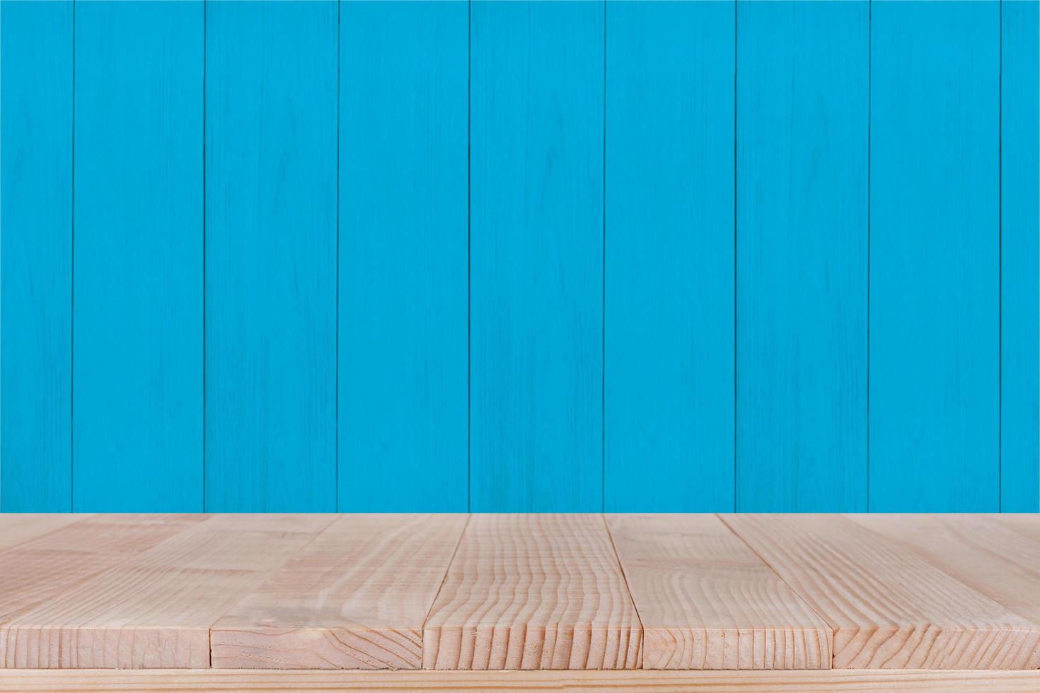 Holztischplatte auf blauem Holzhintergrund foto