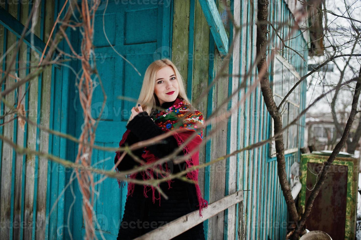 Blondes Mädchen mit handbesticktem Schal posierte am Wintertag. Damen Taschentuch. foto