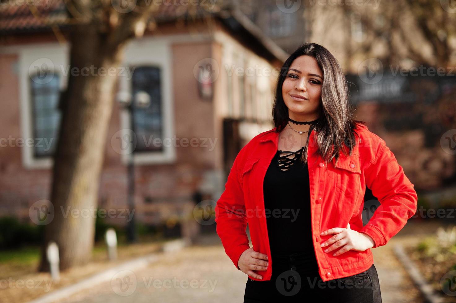 hübsches latino-modellmädchen aus ecuador wear auf schwarzer und roter jacke posierte auf der straße. foto