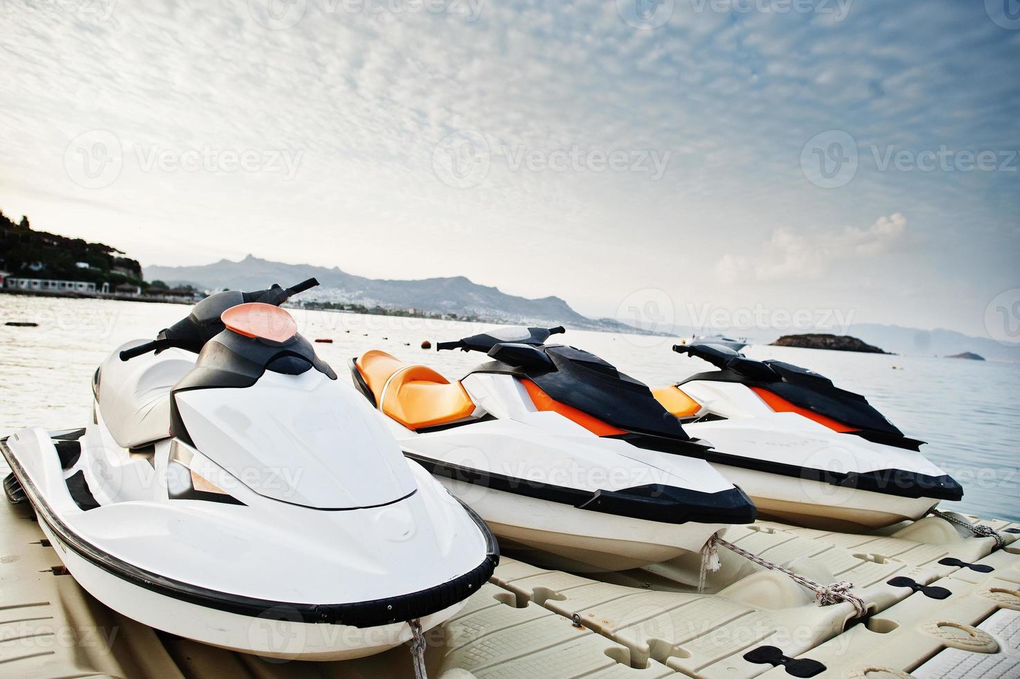 drei jetski auf einem ruhigen blauen meer von bodrum, türkei. foto