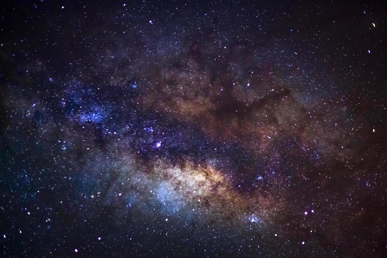 Nahaufnahme der Milchstraße, Foto mit langer Belichtungszeit, mit Korn