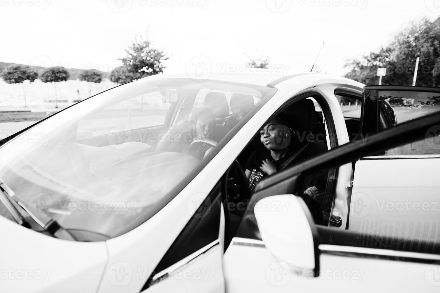 junge afroamerikanische freunde, die in einem auto sitzen. foto