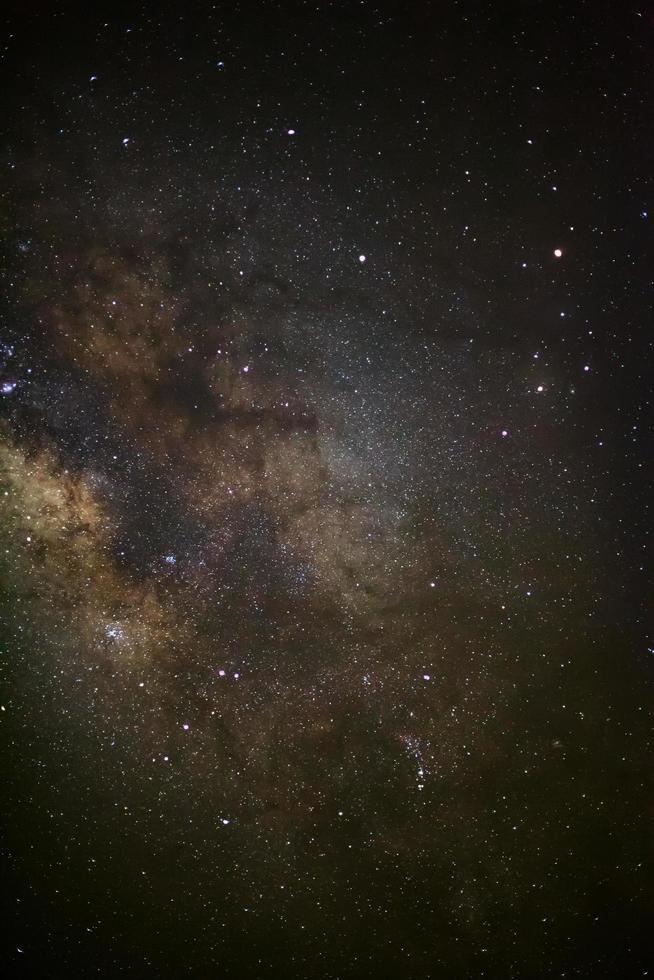 eine weitwinkelansicht der antares-region der milchstraße. foto