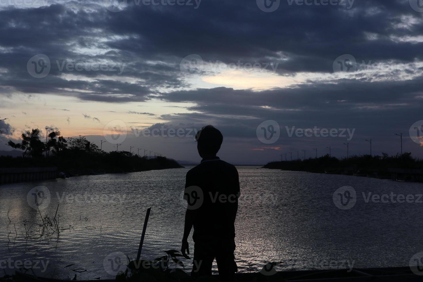 Silhouette einer Person auf dem See foto