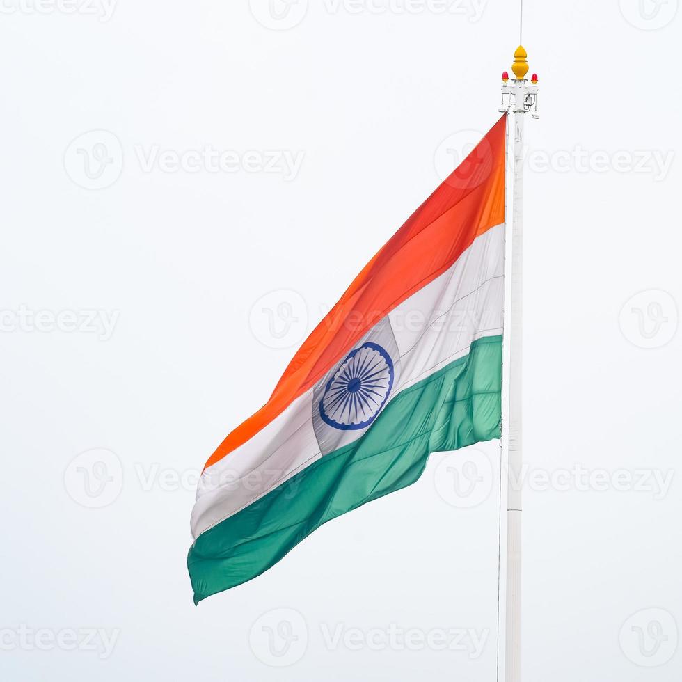 Indien-Flagge, die hoch am Connaught-Platz mit Stolz auf den blauen Himmel fliegt, Indien-Flagge flattert, indische Flagge am Unabhängigkeitstag und Tag der Republik Indien, Schuss nach oben geneigt, indische Flagge schwenkend, Har Ghar Tiranga foto