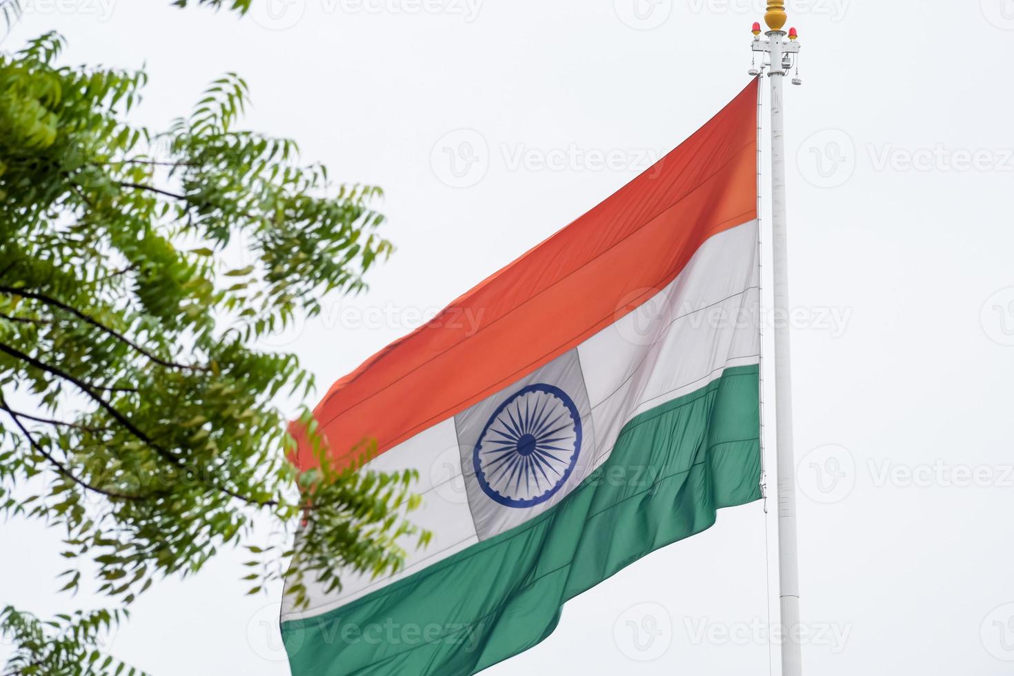 Indien-Flagge, die hoch am Connaught-Platz mit Stolz auf den blauen Himmel fliegt, Indien-Flagge flattert, indische Flagge am Unabhängigkeitstag und Tag der Republik Indien, Schuss nach oben geneigt, indische Flagge schwenkend, Har Ghar Tiranga foto