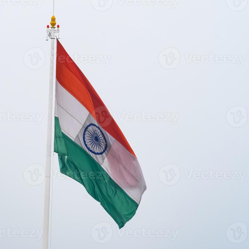 Indien-Flagge, die hoch am Connaught-Platz mit Stolz auf den blauen Himmel fliegt, Indien-Flagge flattert, indische Flagge am Unabhängigkeitstag und Tag der Republik Indien, Schuss nach oben geneigt, indische Flagge schwenkend, Har Ghar Tiranga foto