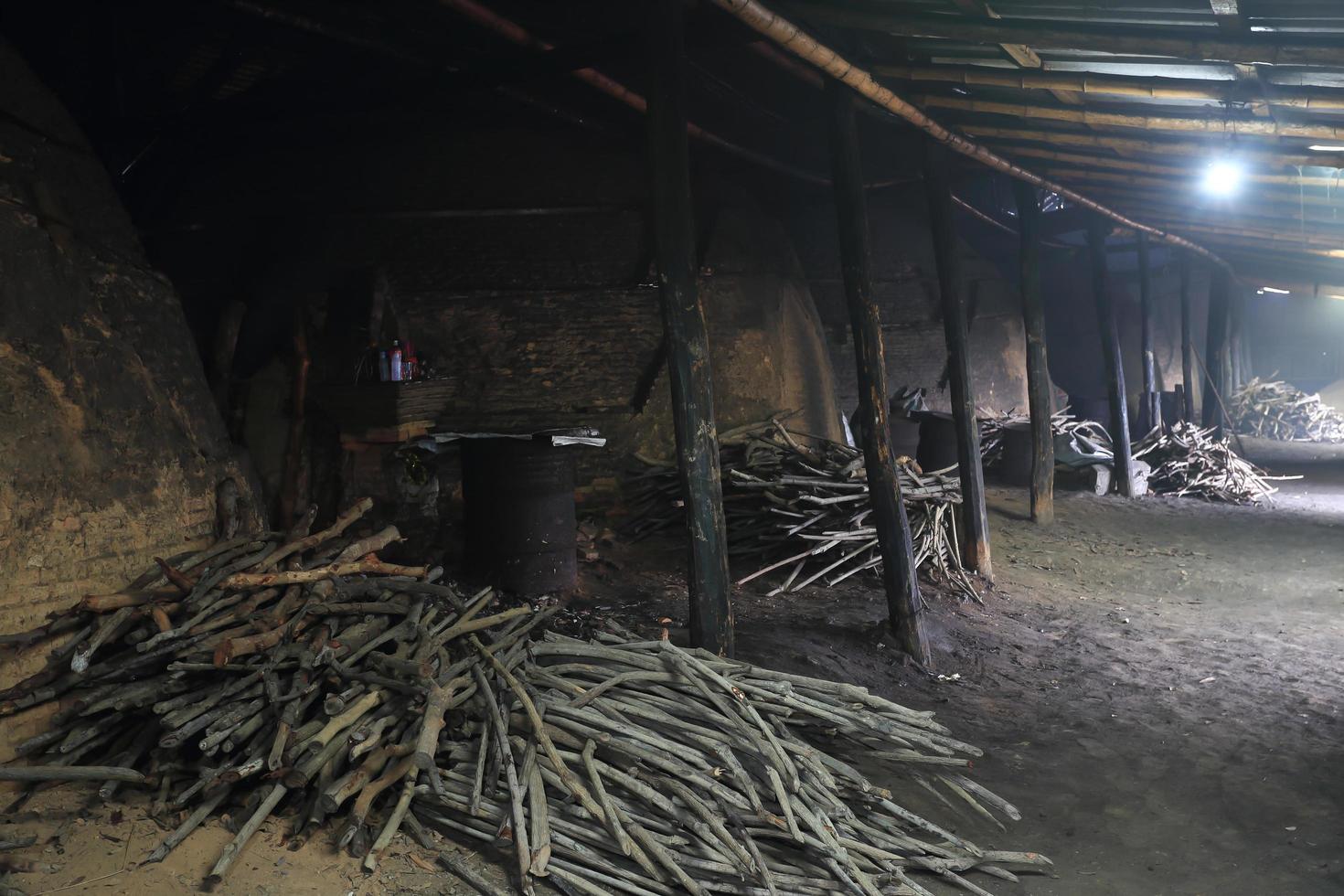 Mangrovenholz zur Verarbeitung als Holzkohle foto