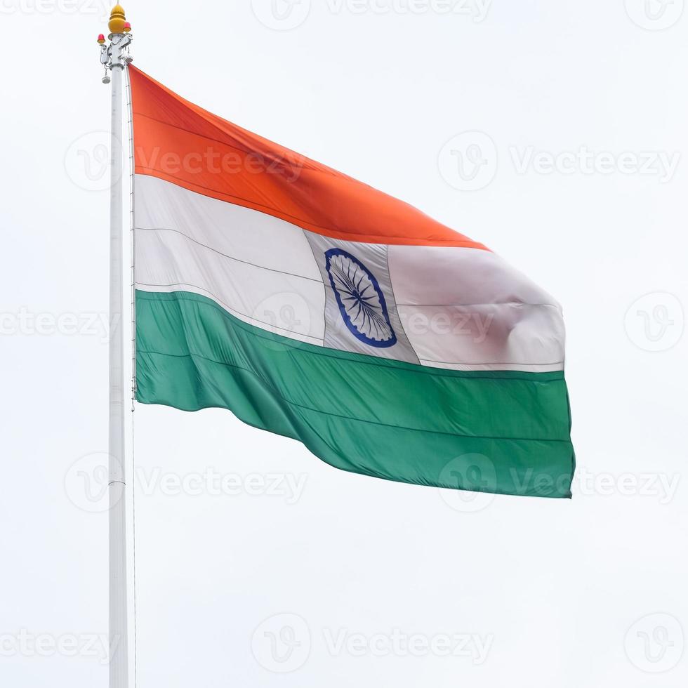 Indien-Flagge, die hoch am Connaught-Platz mit Stolz auf den blauen Himmel fliegt, Indien-Flagge flattert, indische Flagge am Unabhängigkeitstag und Tag der Republik Indien, Schuss nach oben geneigt, indische Flagge schwenkend, Har Ghar Tiranga foto