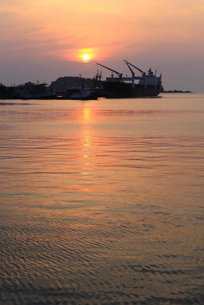 Frachtschiff im Hafen bei Sonnenuntergang foto