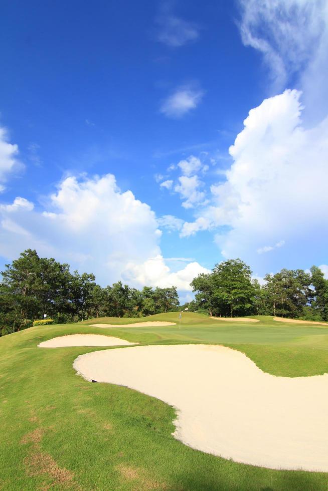 schöner Golfplatz. foto