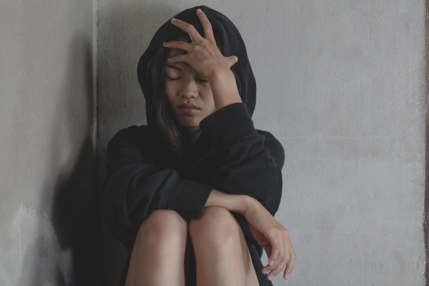 Depressives und hoffnungsloses Teenager-Mädchen, das allein sitzt, nachdem es Drogen genommen hat, Drogenabhängigkeit und Entzugserscheinungen, Nein zum Drogenkonzept. Internationaler Tag gegen Drogenmissbrauch. foto