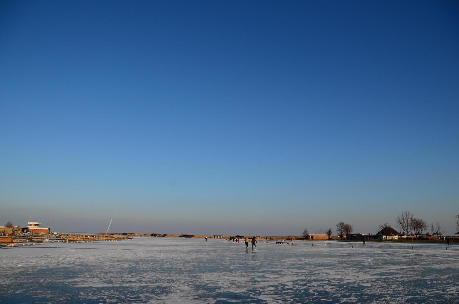 zugefrorener See mit blauem Himmel foto