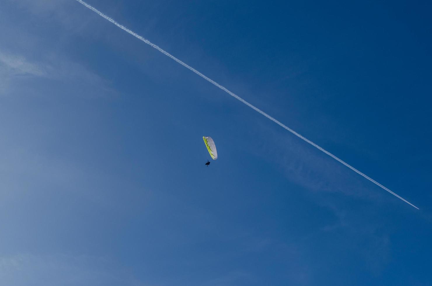 Gleitschirmflieger mit Flugzeug foto