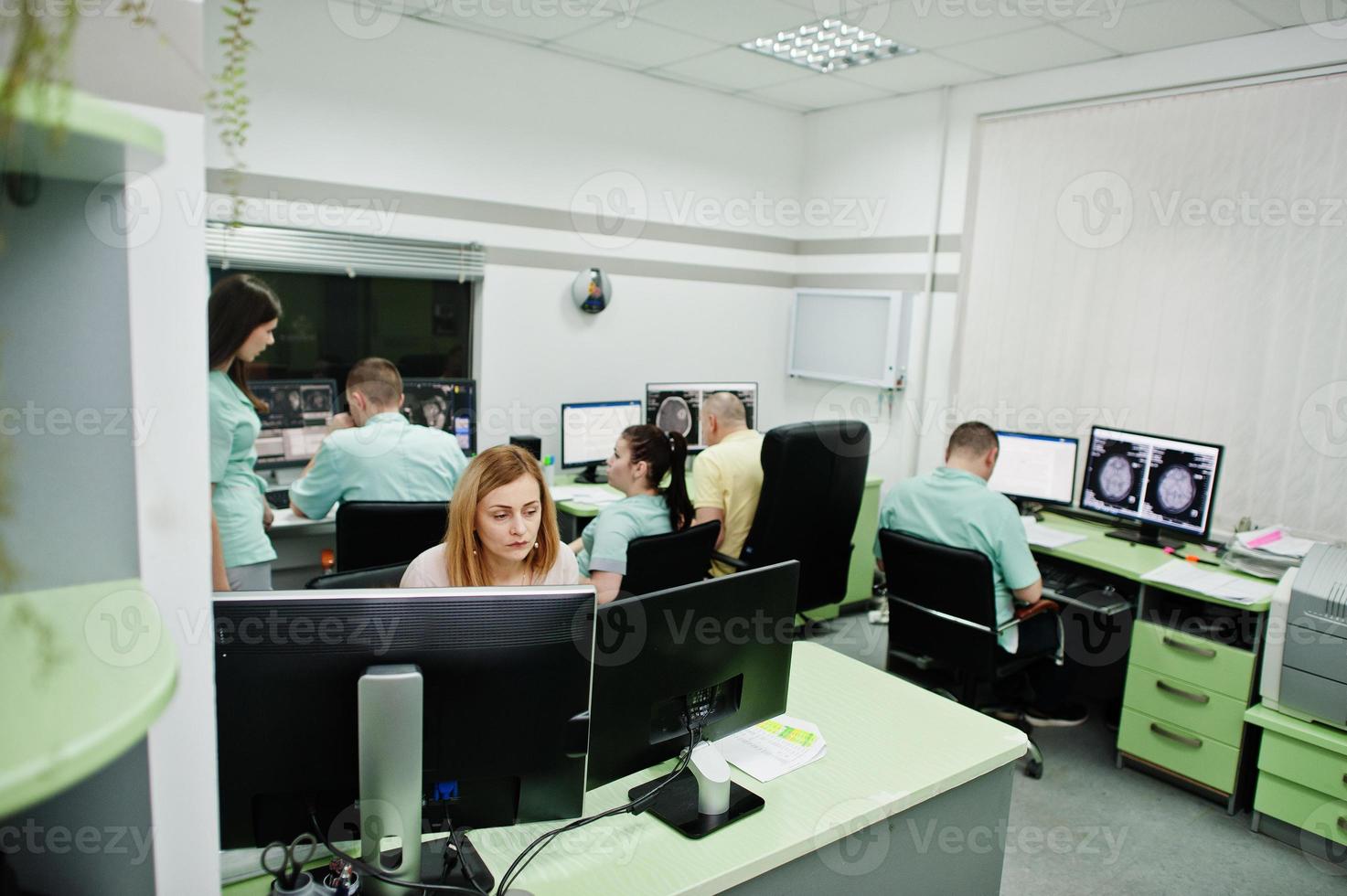 medizinisches Thema.Beobachtungsraum mit einem Computertomographen. die gruppe von ärzten trifft sich im mrt-büro des diagnosezentrums im krankenhaus. foto