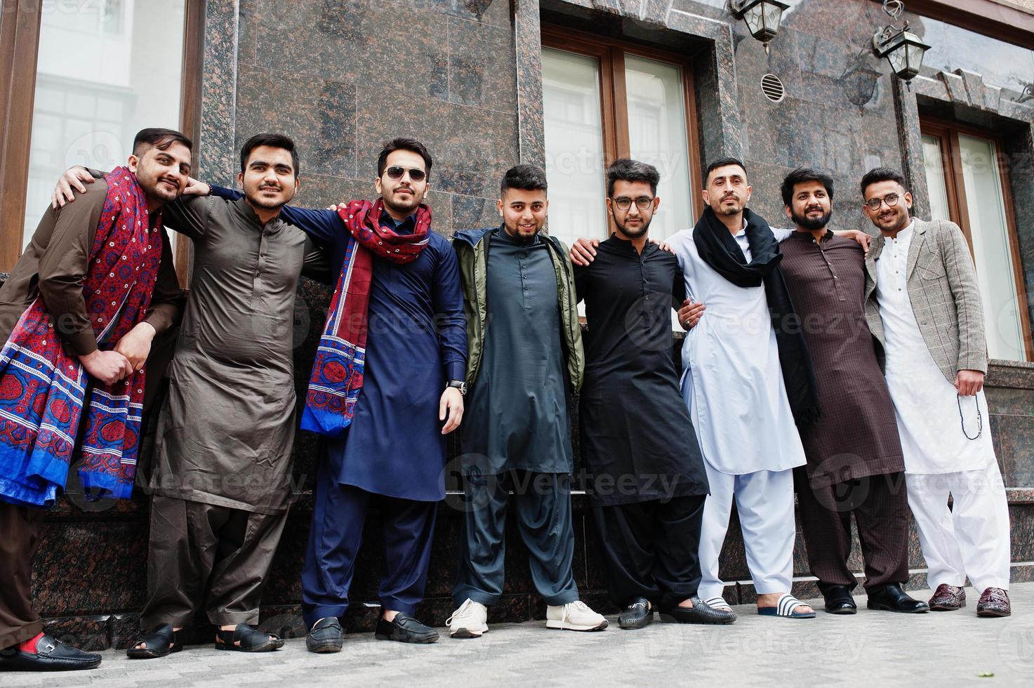 Gruppe pakistanischer Männer, die traditionelle Kleidung Salwar Kameez oder Kurta tragen. foto