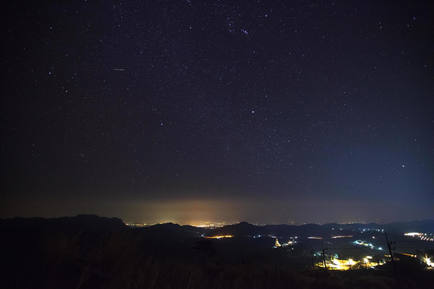 geminid meteor am nachthimmel über wat phra that pha son kaew tempel, phetchabun thailand foto