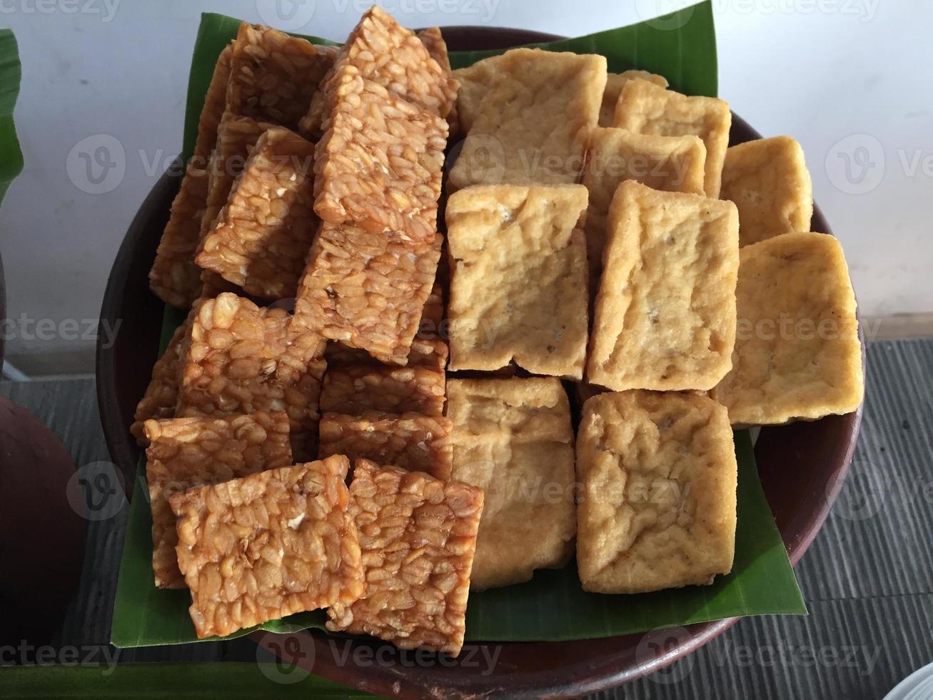 gebratener Tofu und Tempeh auf Bananenblattbasis. indonesisches Spezialessen. indonesisches traditionelles essen foto