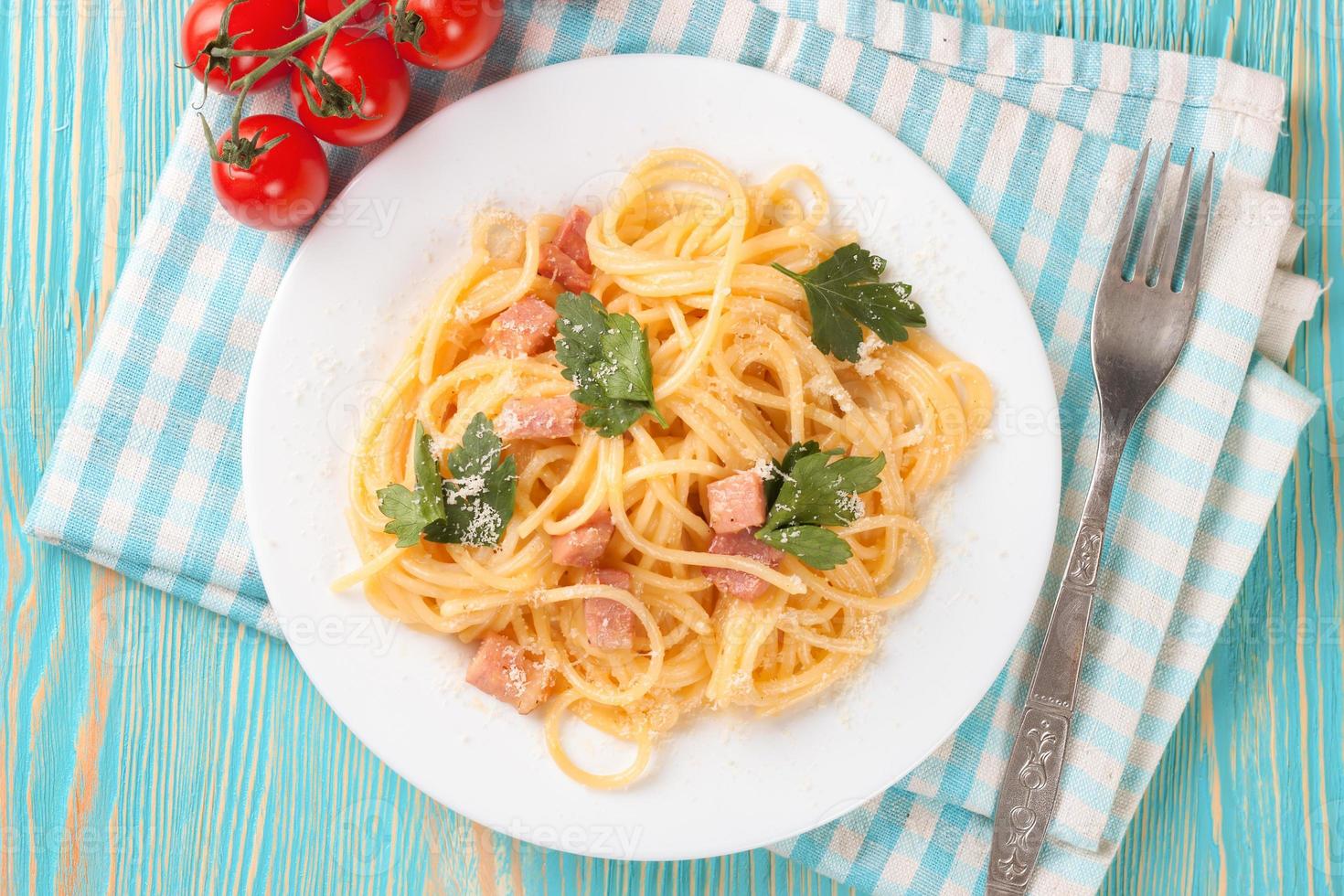 Pasta Carbonara serviert auf einem weißen Teller. foto