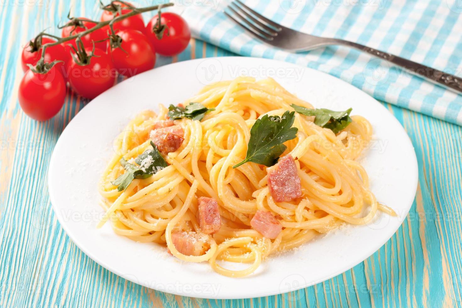 Pasta Carbonara serviert auf einem weißen Teller. foto