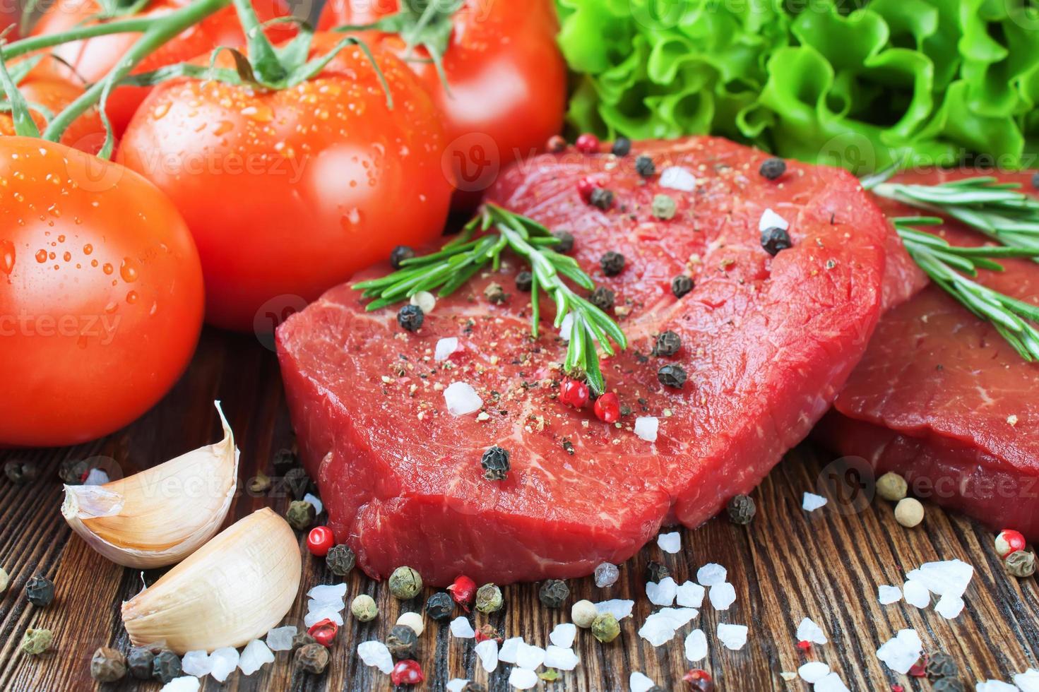 rohes Rindersteak mit Gemüse und Gewürzen foto