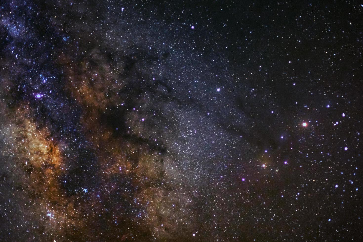 Milchstraßengalaxie mit Sternen und Weltraumstaub im Universum, Foto mit langer Belichtungszeit, mit Korn.