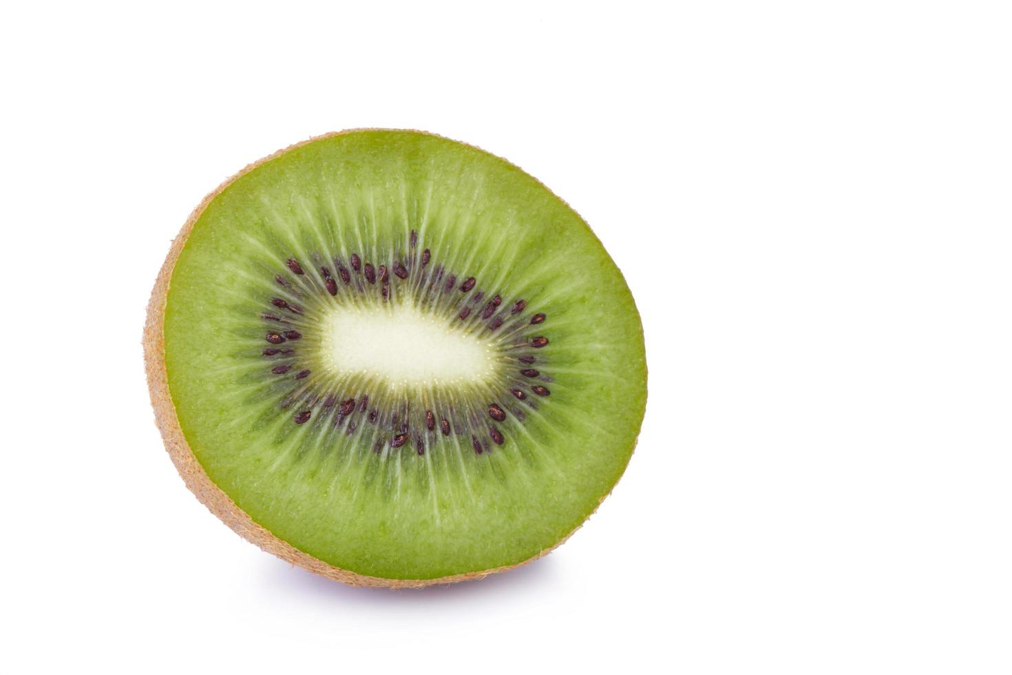 in Scheiben geschnittene Kiwis isoliert auf weißem Hintergrund foto