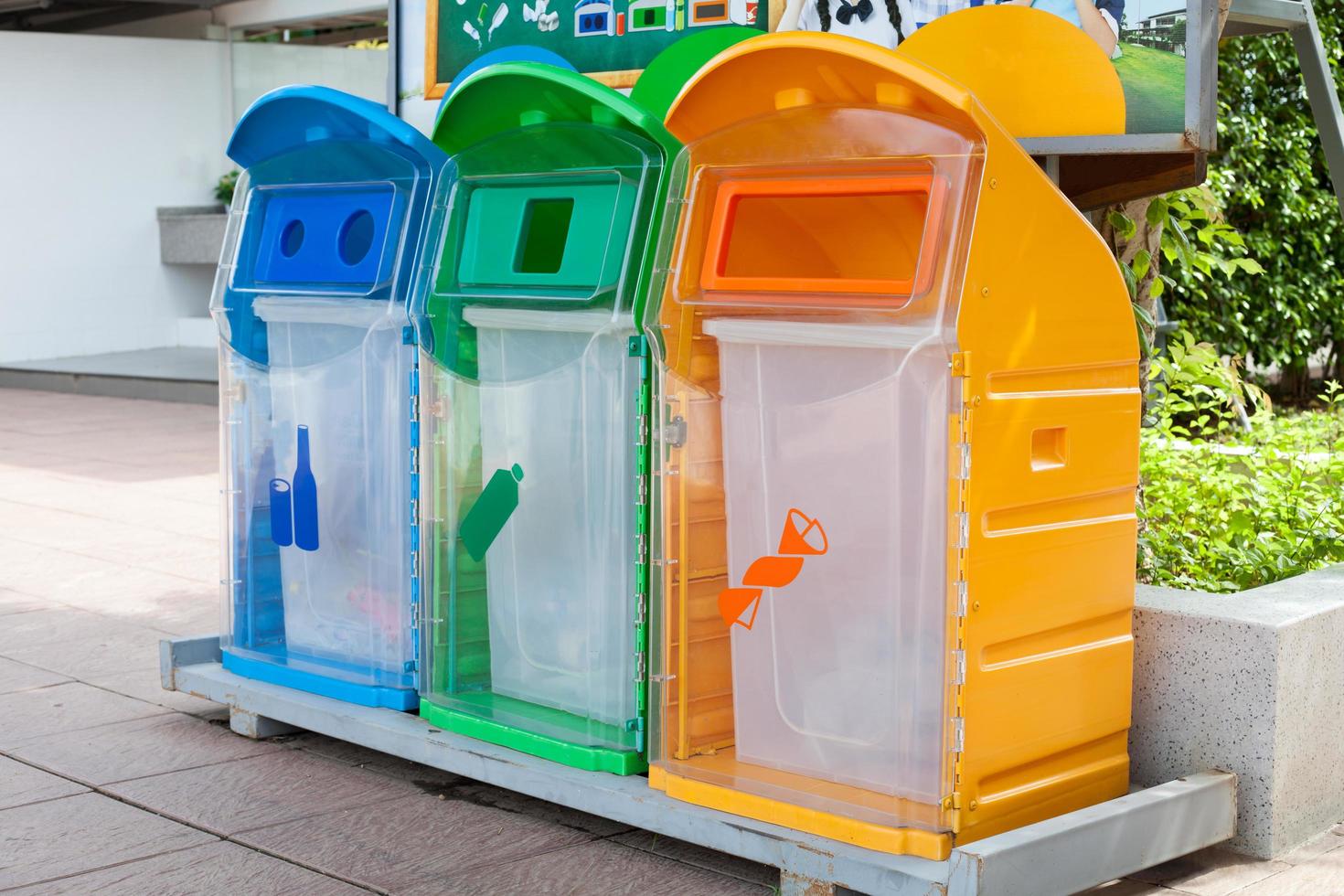 drei Recyclingbehälter für Glas, Kunststoff, Sonstiges foto