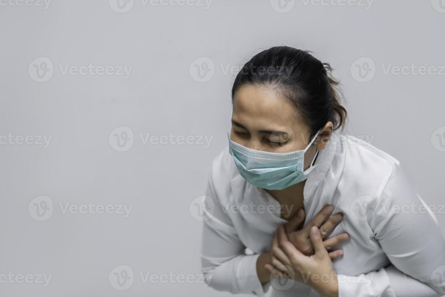 asiatisches frauengeschäft in der stadt thailand, ein mädchen, das eine medizinische schutzmaske trägt foto