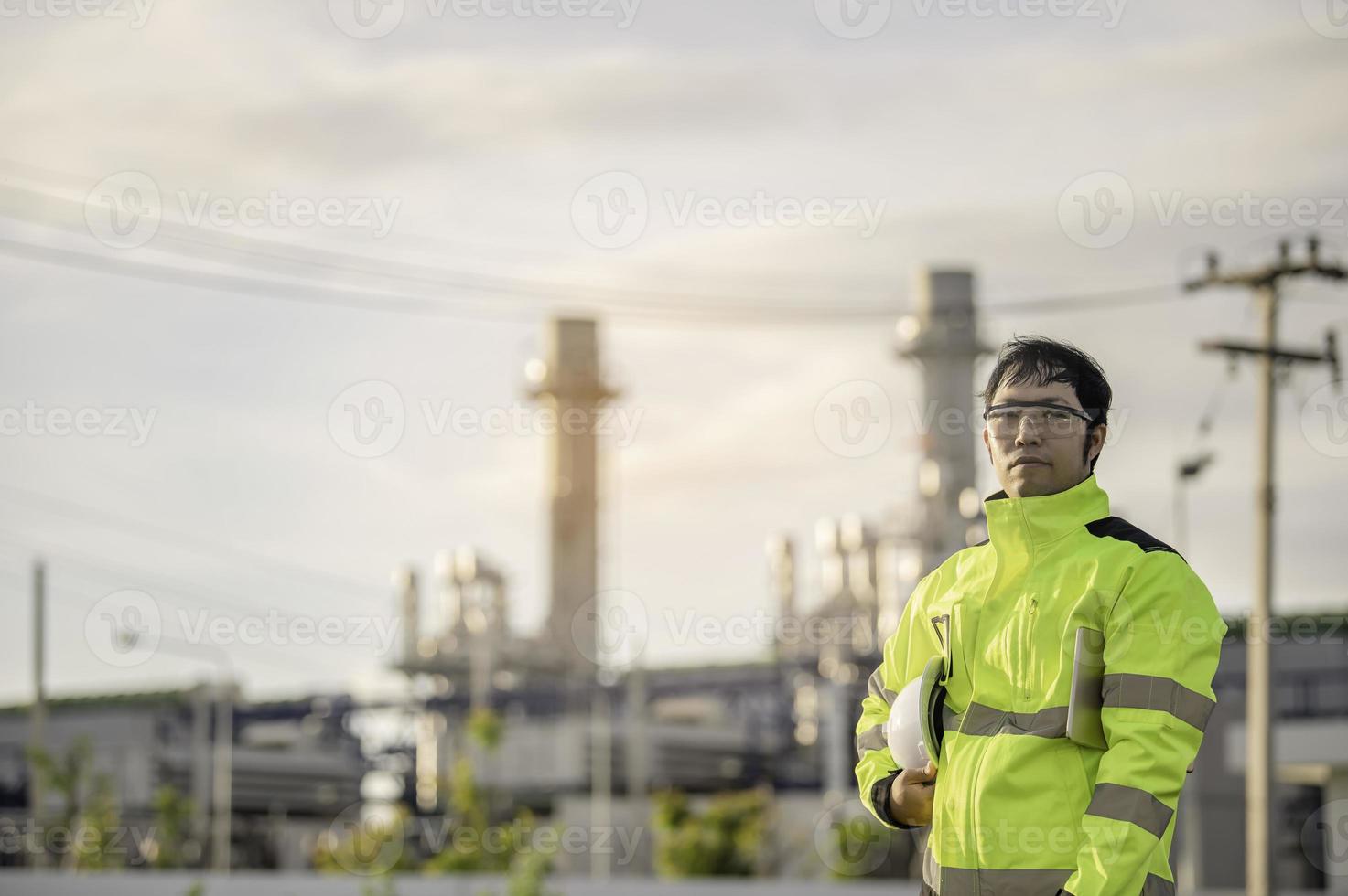 asiatischer mann petrochemischer ingenieur, der in der fabrik der öl- und gasraffinerieanlagenindustrie arbeitet, der mitarbeiter arbeiter mann ingenieur arbeitskontrolle bei der herstellung der kraftwerksenergieindustrie foto