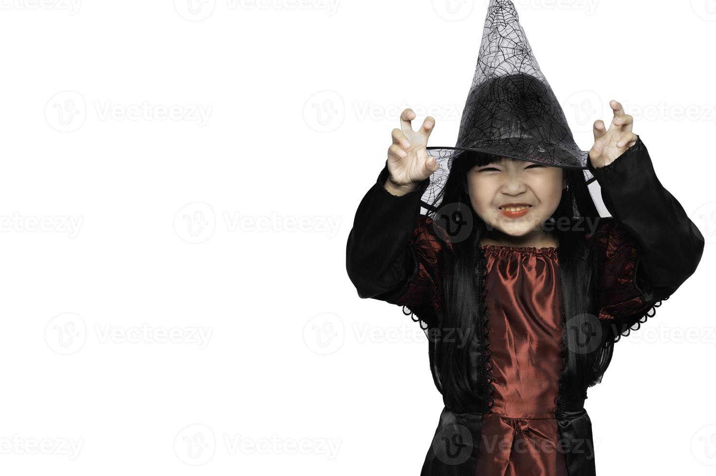 porträt des asiatischen kleinen mädchens tragen hexenkostüm, halloween-festivalkonzept foto