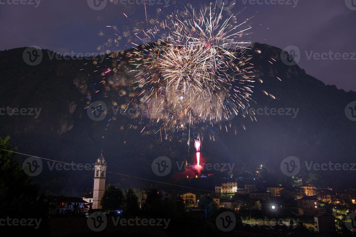 Feuerwerk in den Bergen foto