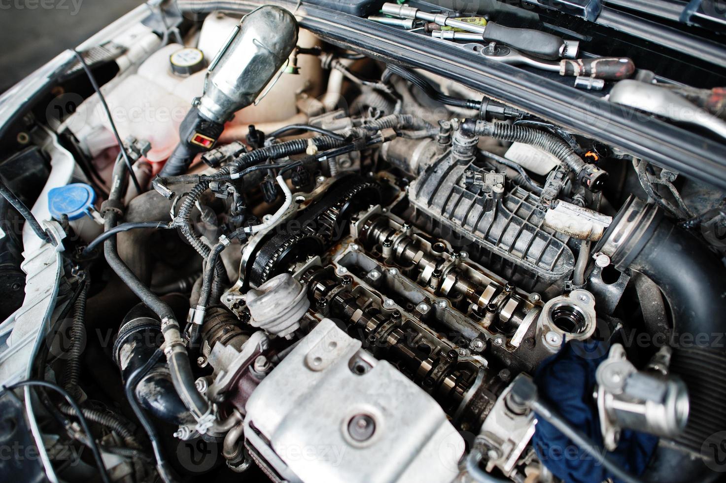 Thema Autoreparatur und -wartung. Motor mit offener Motorhaube im Autoservice. foto