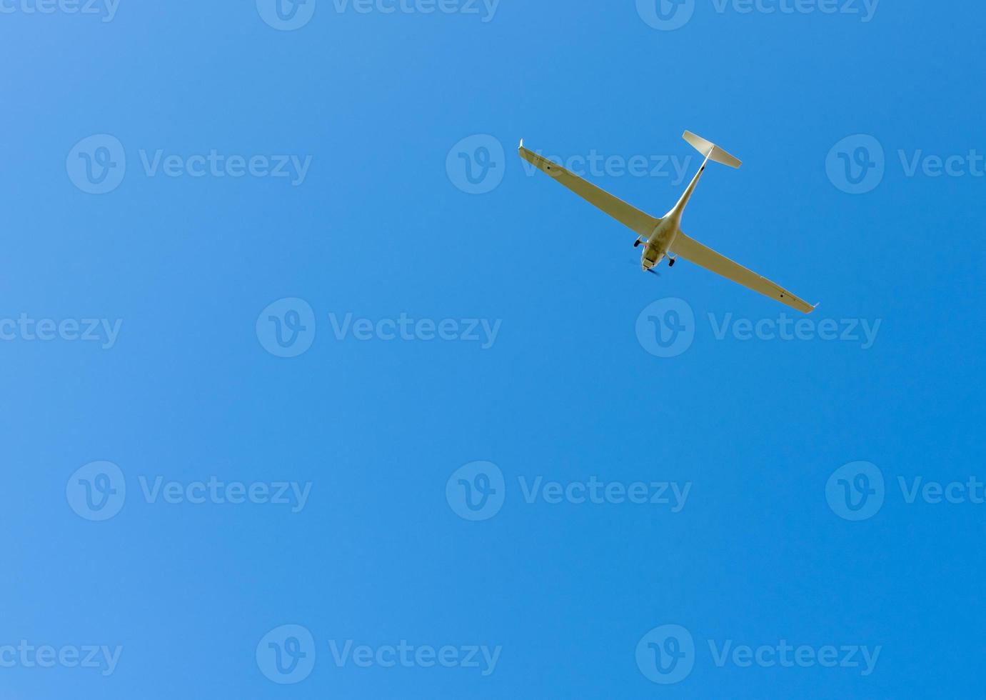Propellerflugzeug im wolkenlosen blauen Himmel foto