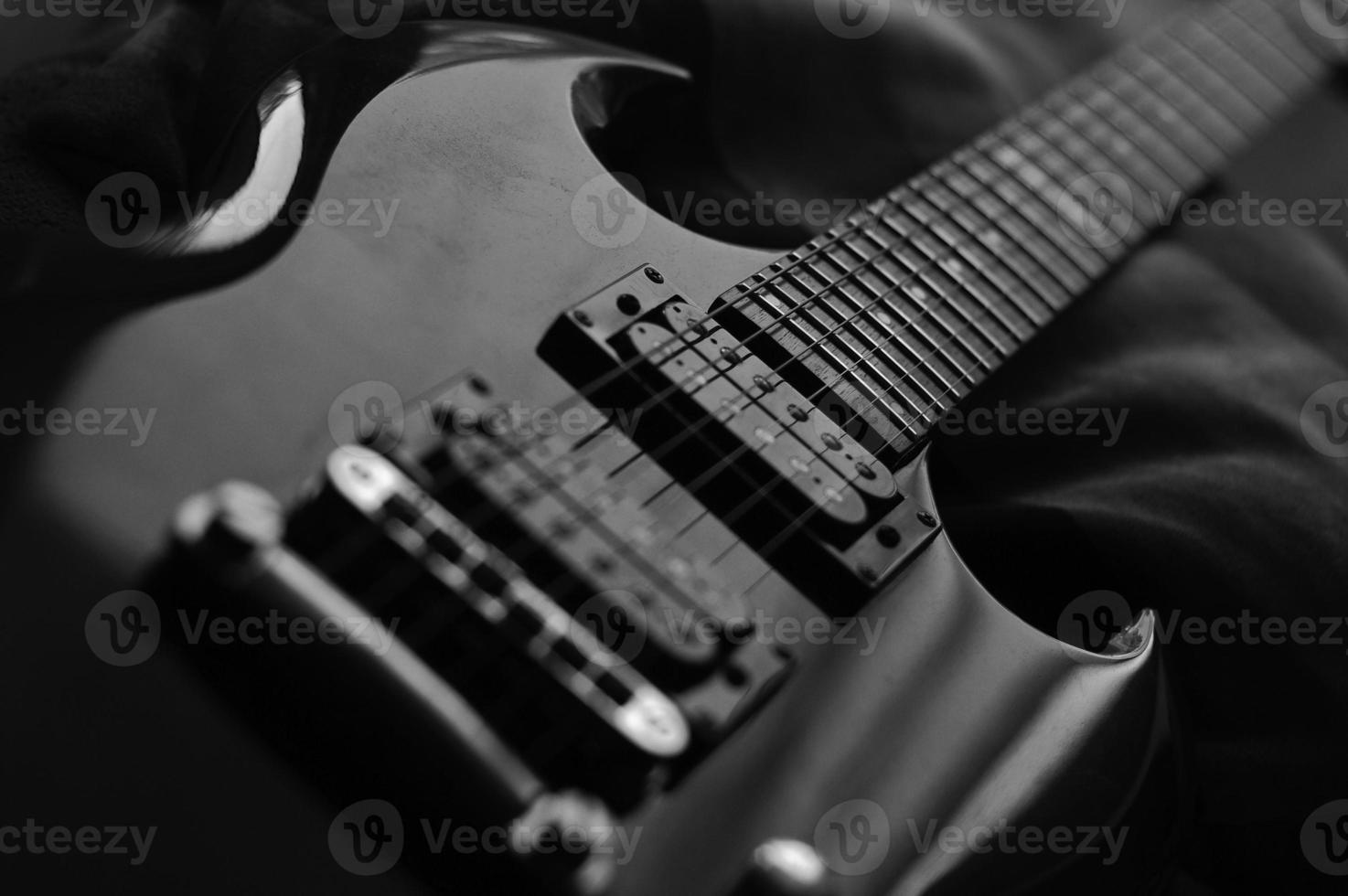 e-gitarre in schwarz und weiß foto