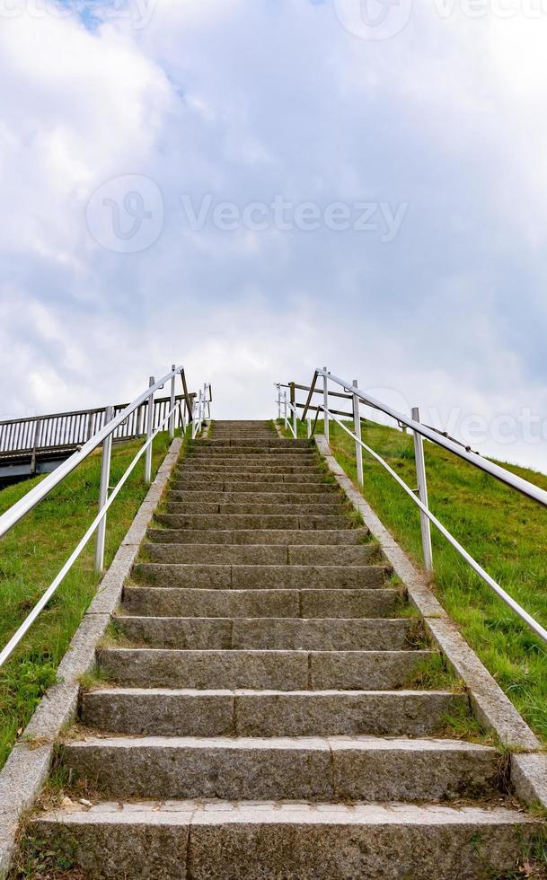 Treppe hinauf in die Natur foto